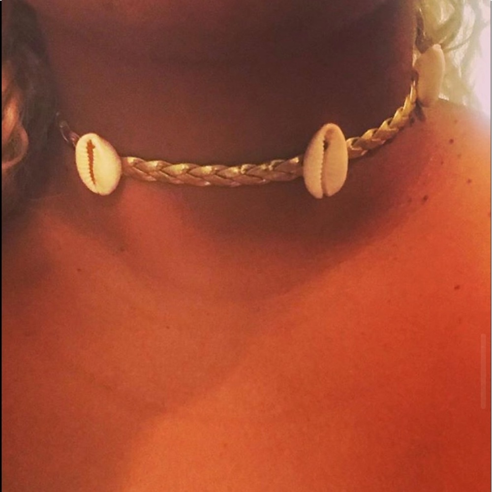Cowrie Shell Gold Choker - Picture 2 of 2